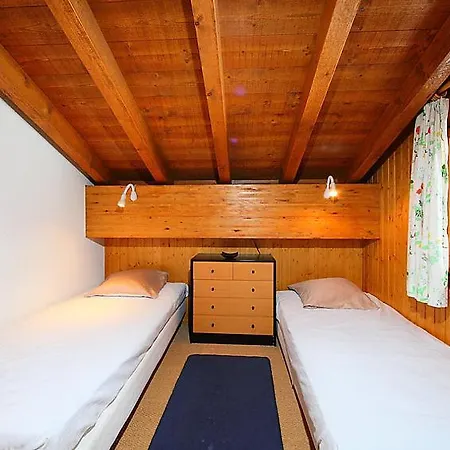 Sleeps 8 Wifi Apartment
